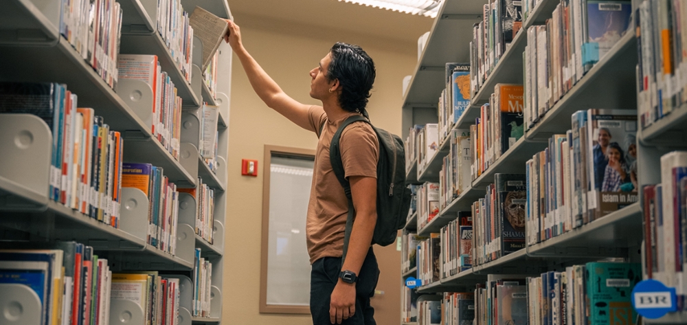 Estudiante en la biblioteca