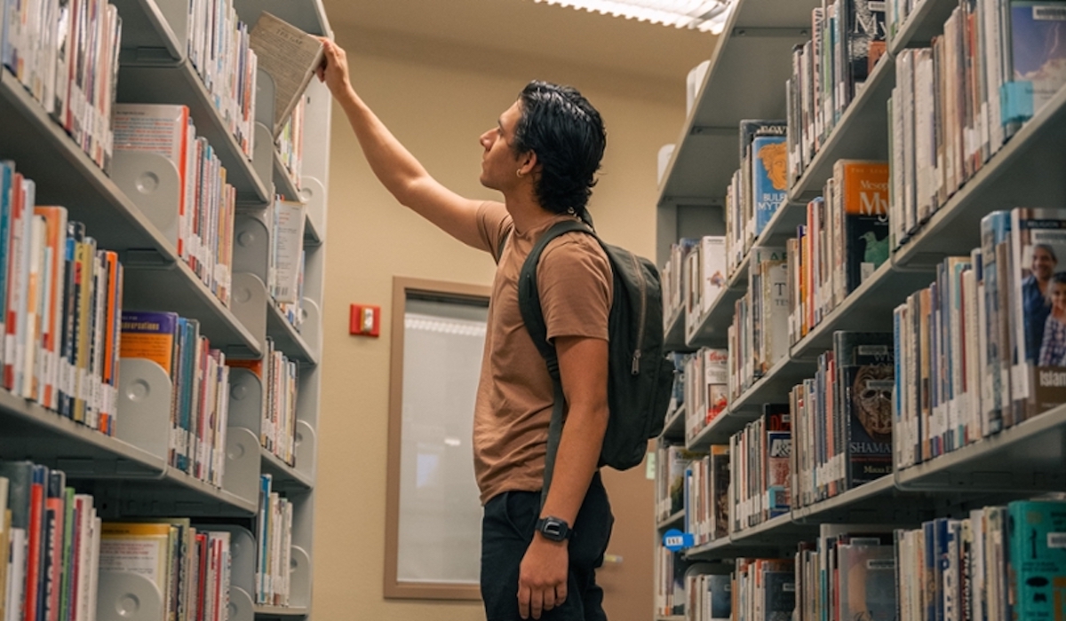 estudiante en la biblioteca